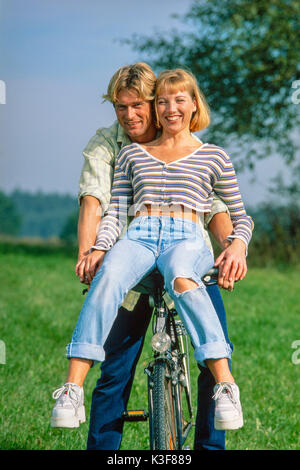 Coppia giovane siede sulla bicicletta Foto Stock