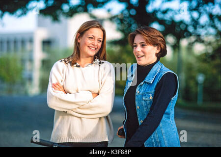 Due giovani donne parlare Foto Stock