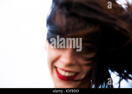 Ritratto di donna sorridente con coprente dei capelli Foto Stock