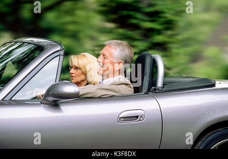 Matura in argento cabrio Foto Stock