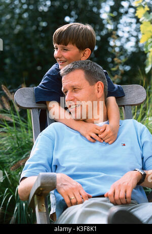 Il padre e il figlio nel giardino Foto Stock