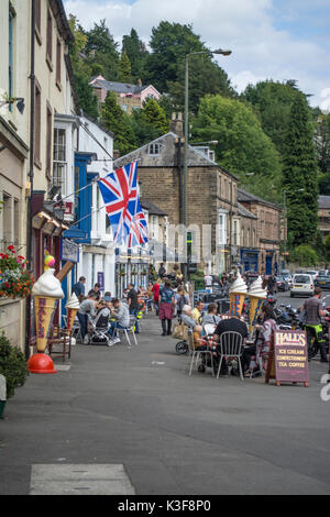 Unione Jack bandiere oltre caffè e tè negozi su North Parade a Matlock Bath nel Derbyshire Regno Unito Foto Stock