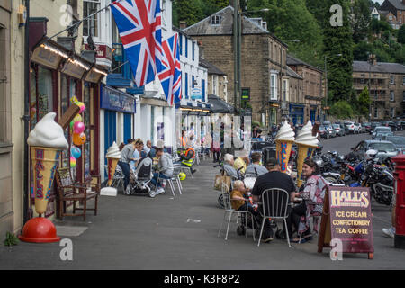 Unione Jack bandiere oltre caffè e tè negozi su North Parade a Matlock Bath nel Derbyshire Regno Unito Foto Stock