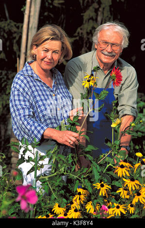 Coppia di anziani presso il giardinaggio Foto Stock