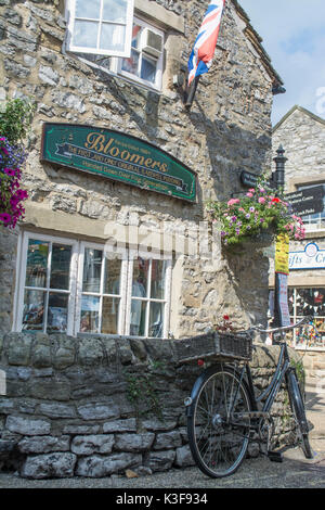 Bicicletta tradizionale al di fuori del negozio Bloomers venditori anteriore dell'originale bakewell pudding in Bakewell DERBYSHIRE REGNO UNITO Foto Stock