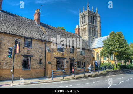 Immagine hdr di Anne di scinde ristorante e St Marys chiesa in Melton Mowbray LEICESTERSHIRE REGNO UNITO Foto Stock