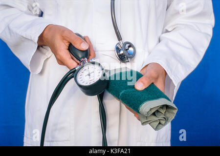 Medico con la pressione sanguigna strumento di misurazione Foto Stock