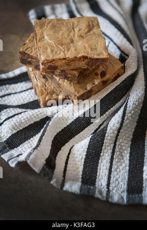 Brownie al cioccolato impilati sul panno assorbente Foto Stock