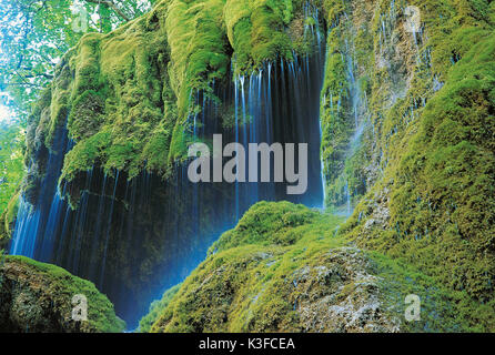 Cascata di velo su pietra mossyem Foto Stock