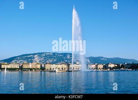 Getto d'acqua sul Lago di Ginevra di fronte a Ginevra, Svizzera Foto Stock