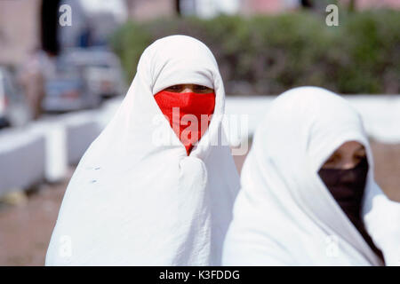 Donne velate a Essaouira, Marocco Foto Stock