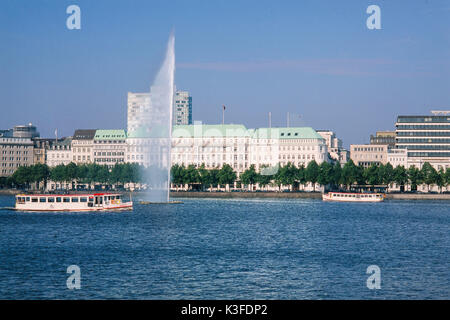 Getto di acqua sul Alster interno nella parte anteriore del Fairmont Hotel Four seasons, Amburgo Foto Stock