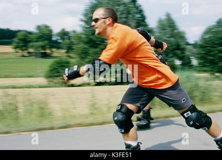 Giovane uomo al pattinaggio in linea Foto Stock