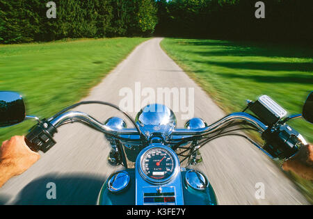 Guida di una motocicletta dall'angolo di visuale del conducente Foto Stock