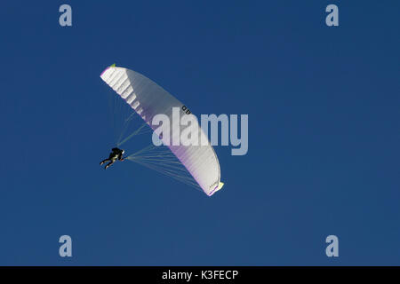 Parapendio di fronte blu cielo Foto Stock