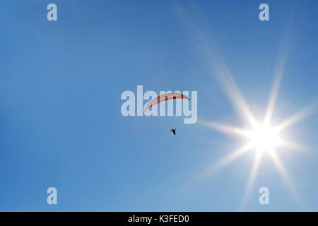 Parapendio di fronte blu cielo Foto Stock