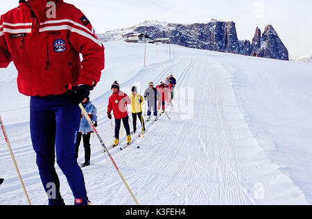 Ski cross-country sciatore (bambini) sul Seiseralm, Sud Tirolo Foto Stock