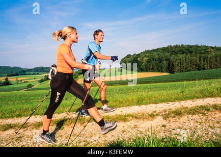 Giovane mentre il nordic walking Foto Stock