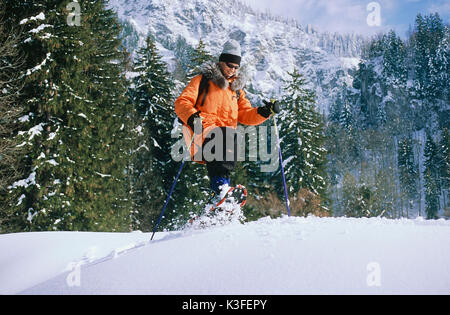 Con le racchette da neve a piedi a Schwangau in Algovia Foto Stock