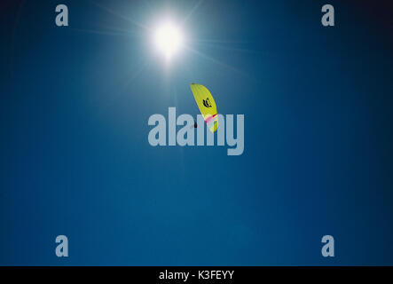 Parapendio di fronte blu cielo Foto Stock