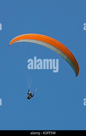 Parapendio di fronte blu cielo Foto Stock