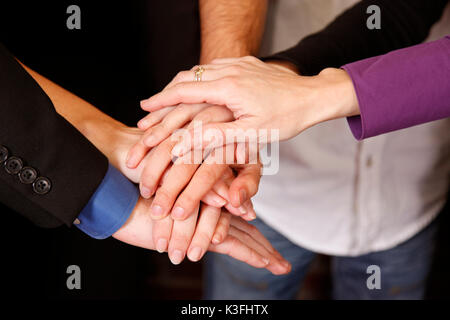 Gruppo di dipendenti le mani insieme il lavoro di squadra dedizione Foto Stock