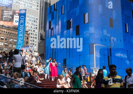 Il led blu schermo in Times Square NYC, Stati Uniti d'America Foto Stock