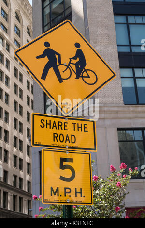 "La lepre la strada' 5 miglio all'ora limite di velocità segno, NYC, STATI UNITI D'AMERICA Foto Stock