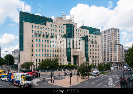 L'MI6 edificio, sede del Secret Intelligence Service a Vauxhall Cross, a sud di Londra. Progettato da Terry Farrell. Foto Stock
