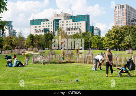 MI6 palazzo visto su Vauxhall Pleasure Gardens open space. Foto Stock