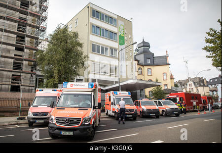 Numerose le ambulanze fuori Buergerhospital, che deve essere evacuata a causa di una bomba a disposizione di Domenica (03.09.2017), in Frankfurt am Main, Germania, 2 settembre 2017. Fino a 70.000 persone dovranno lasciare le loro case - dovrebbe essere la più grande evacuazione in Germania dopo la guerra. Foto: Frank Rumpenhorst/dpa Foto Stock