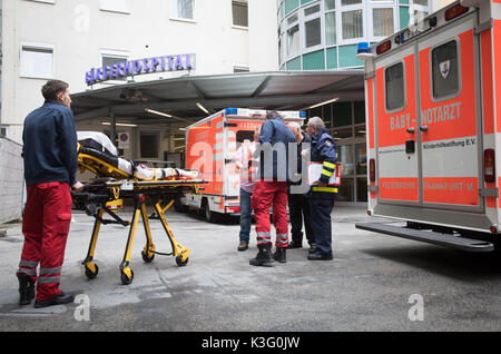 Paramedicas discutere il trasporto dei pazienti al di fuori dell'Buergerhospital, che deve essere evacuata a causa di una bomba a disposizione di Domenica (03.09.2017), in Frankfurt am Main, Germania, 2 settembre 2017. Fino a 70.000 persone dovranno lasciare le loro case - dovrebbe essere la più grande evacuazione in Germania dopo la guerra. Foto: Frank Rumpenhorst/dpa Foto Stock