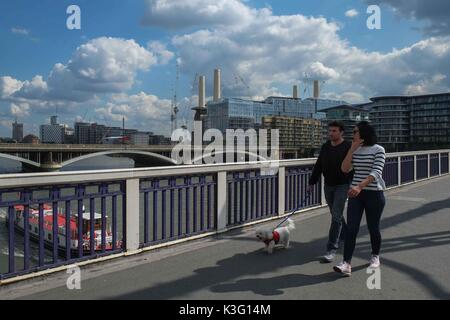 Londra, Regno Unito. 2 Sep, 2017. Nube di luce circonda Battersea Power Station. Credito: Claire Doherty Alamy/Live News Foto Stock