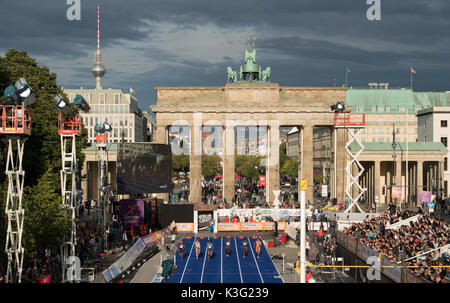 Berlino, Germania. 2 Sep, 2017. Le donne del 30-metro sprint davanti alla Porta di Brandeburgo durante il tedesco associazione atletica (DLV) concorso internazionale "Berlin fliegt" di Berlino, Germania, 2 settembre 2017. Foto: Annegret Hilse/dpa/Alamy Live News Foto Stock