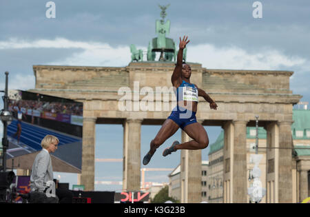 Berlino, Germania. 2 Sep, 2017. Noi di collegamento lunghi Bartoletta Tianna in azione davanti alla Porta di Brandeburgo durante il tedesco associazione atletica (DLV) concorso internazionale "Berlin fliegt" di Berlino, Germania, 2 settembre 2017. Foto: Annegret Hilse/dpa/Alamy Live News Foto Stock