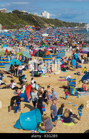 Bournemouth, Regno Unito. 2 settembre 2017. Il terzo giorno del decimo anniversario del Bournemouth Air Festival con oltre 500,000 attesi oggi con il caldo sole. Folle e spiagge piene di sole mentre gli amanti del sole si godono il sole guardando l'airshow. Credit: Carolyn Jenkins/Alamy Live News Foto Stock