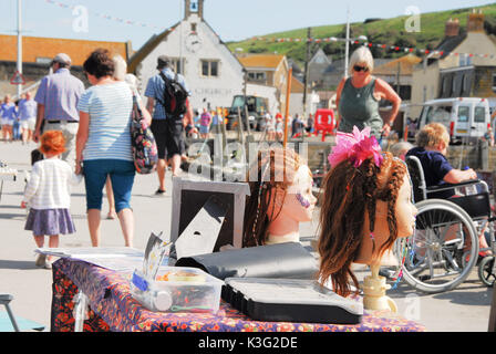 West Bay, Dorset, Regno Unito. Il 2 settembre, 2017. Le persone godono di vedute, suoni e sun in West Bay, casa della serie TV 'Broadchurch' Credit: stuart fretwell/Alamy Live News Foto Stock