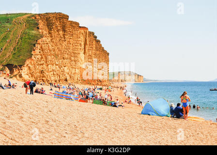 West Bay, Dorset, Regno Unito. Il 2 settembre, 2017. Le persone godono di vedute, suoni e sun in West Bay, casa della serie TV 'broadchurch' credit: stuart fretwell/alamy live news Foto Stock