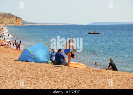 West Bay, Dorset, Regno Unito. Il 2 settembre, 2017. Le persone godono di vedute, suoni e sun in West Bay, casa della serie TV 'broadchurch' credit: stuart fretwell/alamy live news Foto Stock