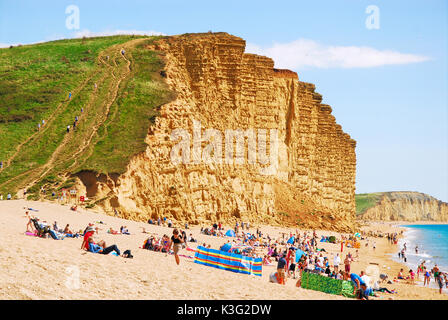 West Bay, Dorset, Regno Unito. Il 2 settembre, 2017. Le persone godono di vedute, suoni e sun in West Bay, casa della serie TV 'broadchurch' credit: stuart fretwell/alamy live news Foto Stock