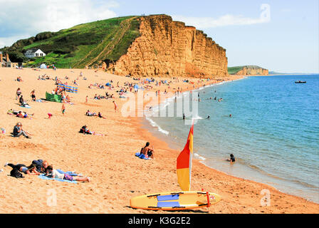 West Bay, Dorset, Regno Unito. Il 2 settembre, 2017. Le persone godono di vedute, suoni e sun in West Bay, casa della serie TV 'broadchurch' credit: stuart fretwell/alamy live news Foto Stock