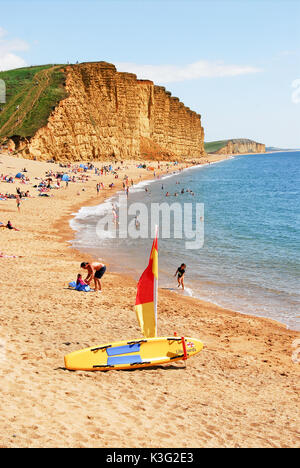 West Bay, Dorset, Regno Unito. Il 2 settembre, 2017. Le persone godono di vedute, suoni e sun in West Bay, casa della serie TV 'broadchurch' credit: stuart fretwell/alamy live news Foto Stock