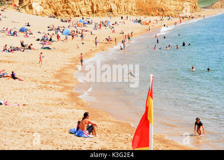 West Bay, Dorset, Regno Unito. Il 2 settembre, 2017. Le persone godono di vedute, suoni e sun in West Bay, casa della serie TV 'broadchurch' credit: stuart fretwell/alamy live news Foto Stock