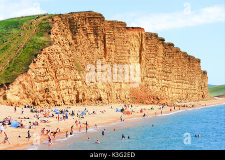 West Bay, Dorset, Regno Unito. Il 2 settembre, 2017. Le persone godono di vedute, suoni e sun in West Bay, casa della serie TV 'broadchurch' credit: stuart fretwell/alamy live news Foto Stock