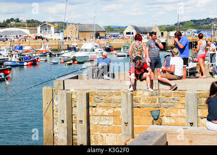 West Bay, Dorset, Regno Unito. Il 2 settembre, 2017. Le persone godono di vedute, suoni e sun in West Bay, casa della serie TV 'Broadchurch' Credit: stuart fretwell/Alamy Live News Foto Stock