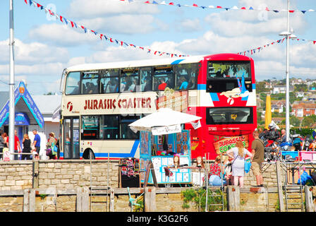 West Bay, Dorset, Regno Unito. Il 2 settembre, 2017. Le persone godono di vedute, suoni e sun in West Bay, casa della serie TV 'Broadchurch' Credit: stuart fretwell/Alamy Live News Foto Stock