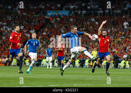 Andrea Belotti (9) player italiano. Dani Carvajal (2) giocatore spagnolo. In azione durante il match di qualificazione per il 2018 World Cup, Round 7, tra la Spagna vs Italia a stadio Santiago Bernabeu di Madrid in Spagna, il 2 settembre 2017 . Foto Stock