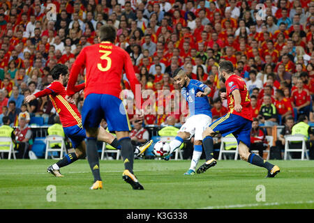 Lorenzo Insigne (10) lettore italiano. Dani Carvajal (2) giocatore spagnolo. In azione durante il match di qualificazione per il 2018 World Cup, Round 7, tra la Spagna vs Italia a stadio Santiago Bernabeu di Madrid in Spagna, il 2 settembre 2017 . Foto Stock