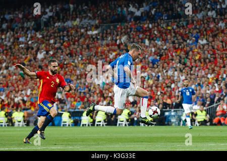 Andrea Belotti (9) player italiano. Dani Carvajal (2) giocatore spagnolo. In azione durante il match di qualificazione per il 2018 World Cup, Round 7, tra la Spagna vs Italia a stadio Santiago Bernabeu di Madrid in Spagna, il 2 settembre 2017 . Foto Stock