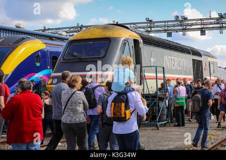 Vecchia Quercia comune deposito ferroviario, Vecchia Quercia comune, Londra. Sabato 2 settembre 2017. Migliaia di appassionati di treni si sono rivolti per la Vecchia Quercia comune di Great Western Railway depot open day. Molti di coloro che hanno girato fino di fronte una lunga coda per entrare in un evento che celebra 111 anni di Great Western. Sul display è una grande gamma di magazzino ferroviario comprendente vapore, diesel e i treni elettrici. In mostra anche la mitica Classe 43 HST treno ad alta velocità che è stata mantenuta a questo deposito oltre i suoi 40 anni di vita. © Garry Cornes / Alamy Live News Foto Stock